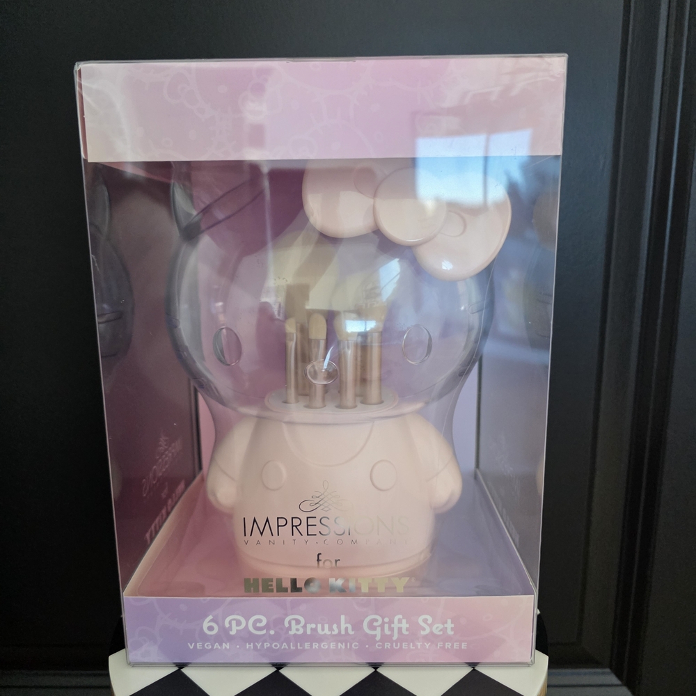 NWT Impressions for Hello Kitty 6 Pc Brush Gift Set